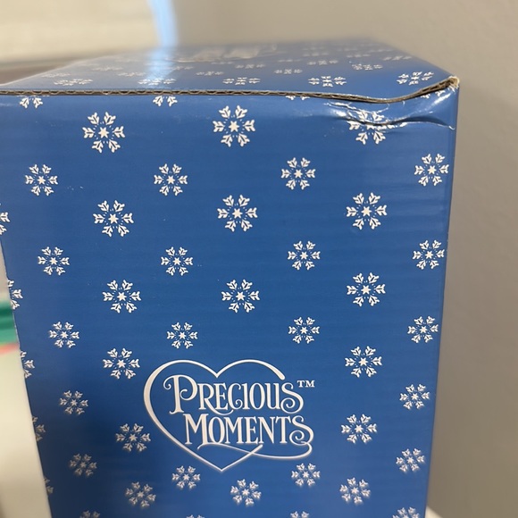 New Precious Moments Nativity Set - Picture 3 of 3